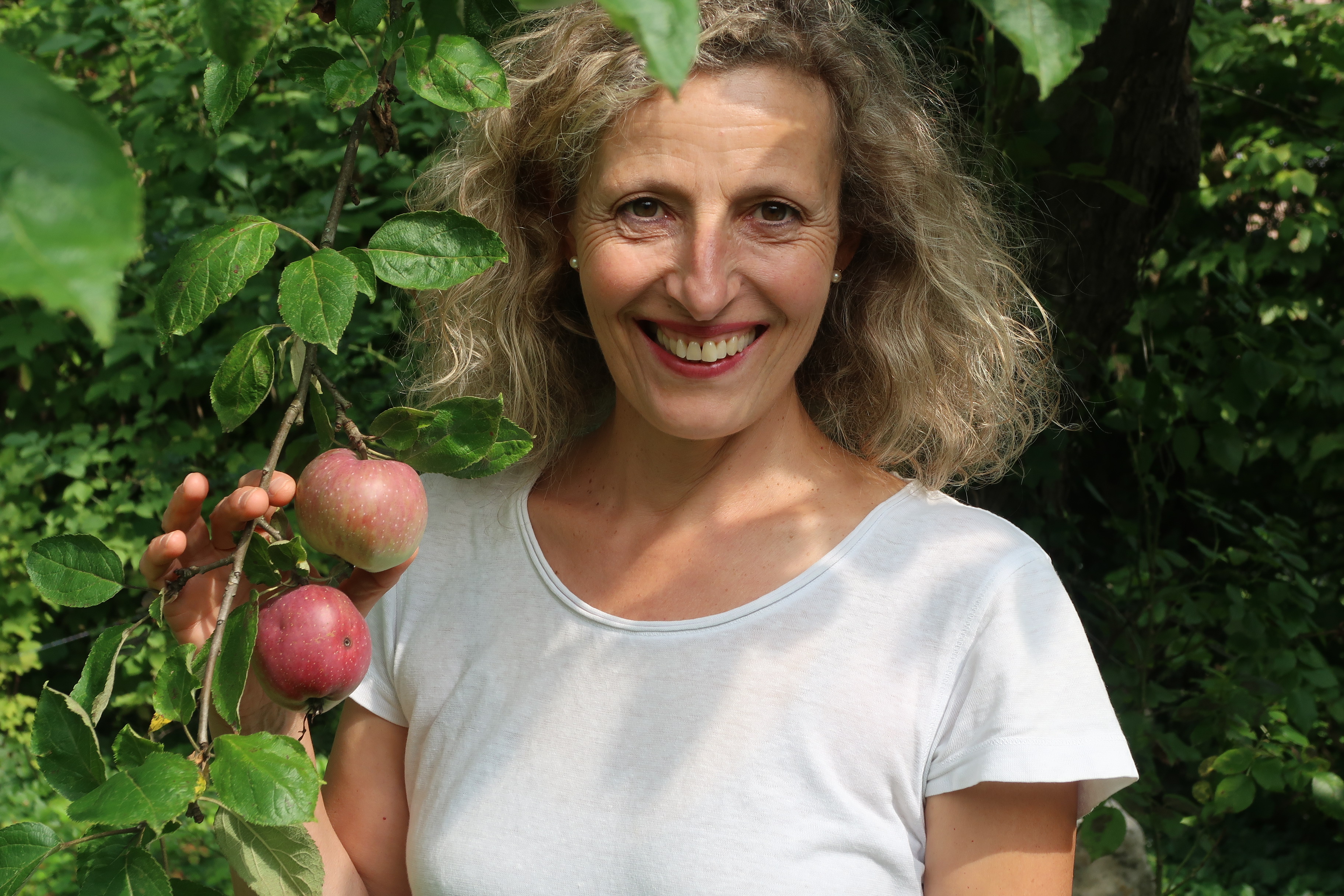Ernährungsberaterin unter dem Apfelbaum